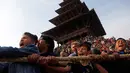 Sejumlah umat Hindu Nepal menarik kereta kayu dewa Bhairava saat festival Bisket Jatra di Bhaktapur, Nepal (10/4). Mereka menarik kereta kayu yang membawa dewa Hindu Bhairava ke lapangan terbuka. (AP Photo/Niranjan Shrestha)