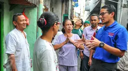 Calon Gubernur DKI Jakarta, Sandiaga Uno, tampak bebrincang dengan sejumlah warga Duri Pulo, Gambir, Jakarta, Kamis (5/5). Warga pun menyambut hangat pria yang akrab disapa Sandi Uno tersebut. (Liputan6.com/Yoppy Renato)