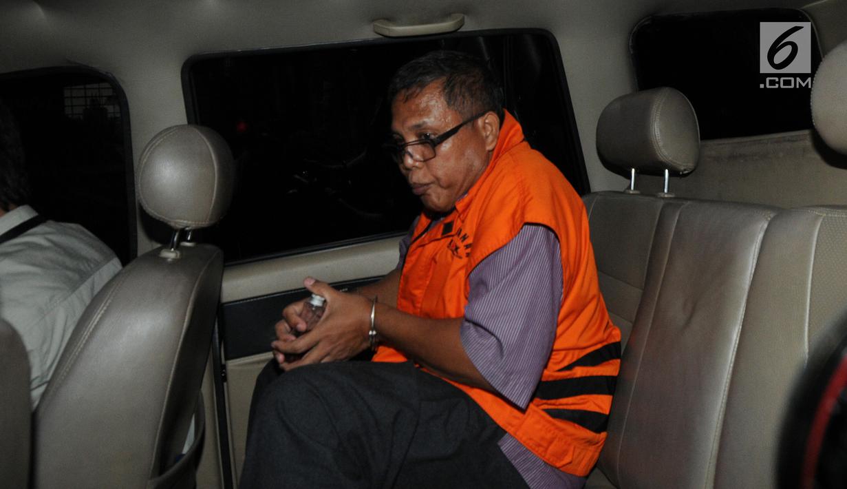 Mantan Kepala Satuan Kerja SPAM Strategis Lampung, Anggiat Partunggul Nahot Simaremare berada di mobil tahanan seusai pemeriksaan di Gedung KPK, Senin (1/4). Anggiat diperiksa terkait suap proyek-proyek pembangunan Sistem Penyediaan Air Minum (SPAM) di Kementerian PUPR. (Merdeka.com/Dwi Narwoko)