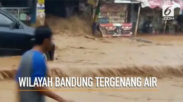 Hujan deras yang melanda Bandung dan sekitarnya membuat sejumlah wilayah tergenang air. Salah satunya di sekitar Cicaheum.