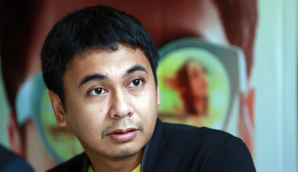 Pertemuannya dengan cewek tercantik justru datang di kosannya sendiri. Cewek tersebut bernama Angel (Annisa Rawles), yang seperti namanya berhati seperti malaikat, cantik. Ebi pun berniat mendekatinya. (Deki Prayoga/Bintang.com)