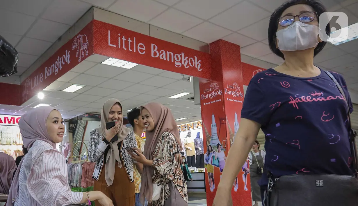 Selain itu, pengunjung bisa merasakan pengalaman baru saat berbelanja di “Little Bangkok” Pusat Grosir Metro Tanah Abang. (Liputan6.com/Angga Yuniar)