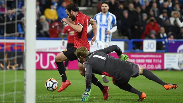 Manchester United Tundukkan Huddersfield Town