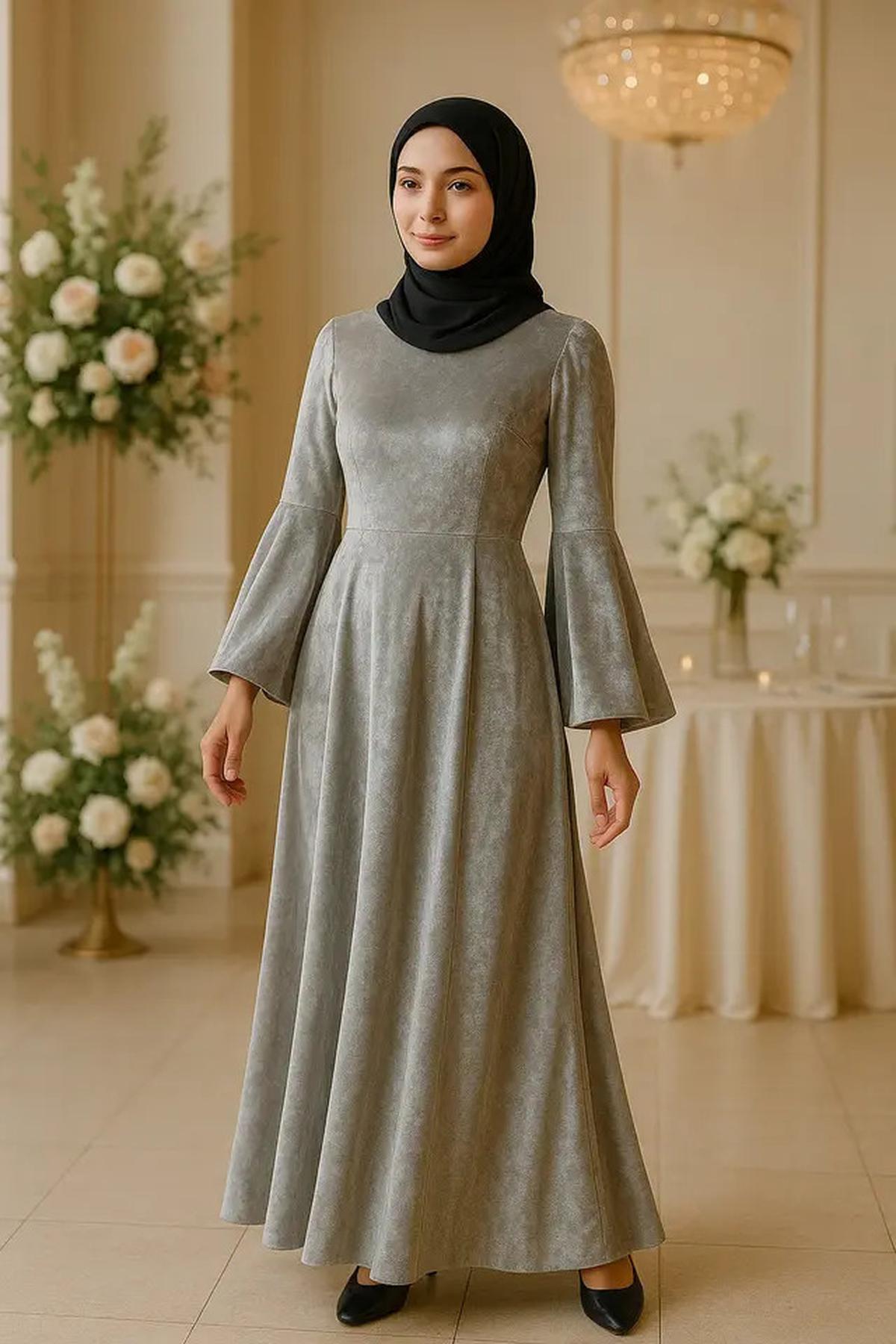 8 Inspirasi Long Dress Lengan Flare Bahan Velvet, Mewah dan Stylish