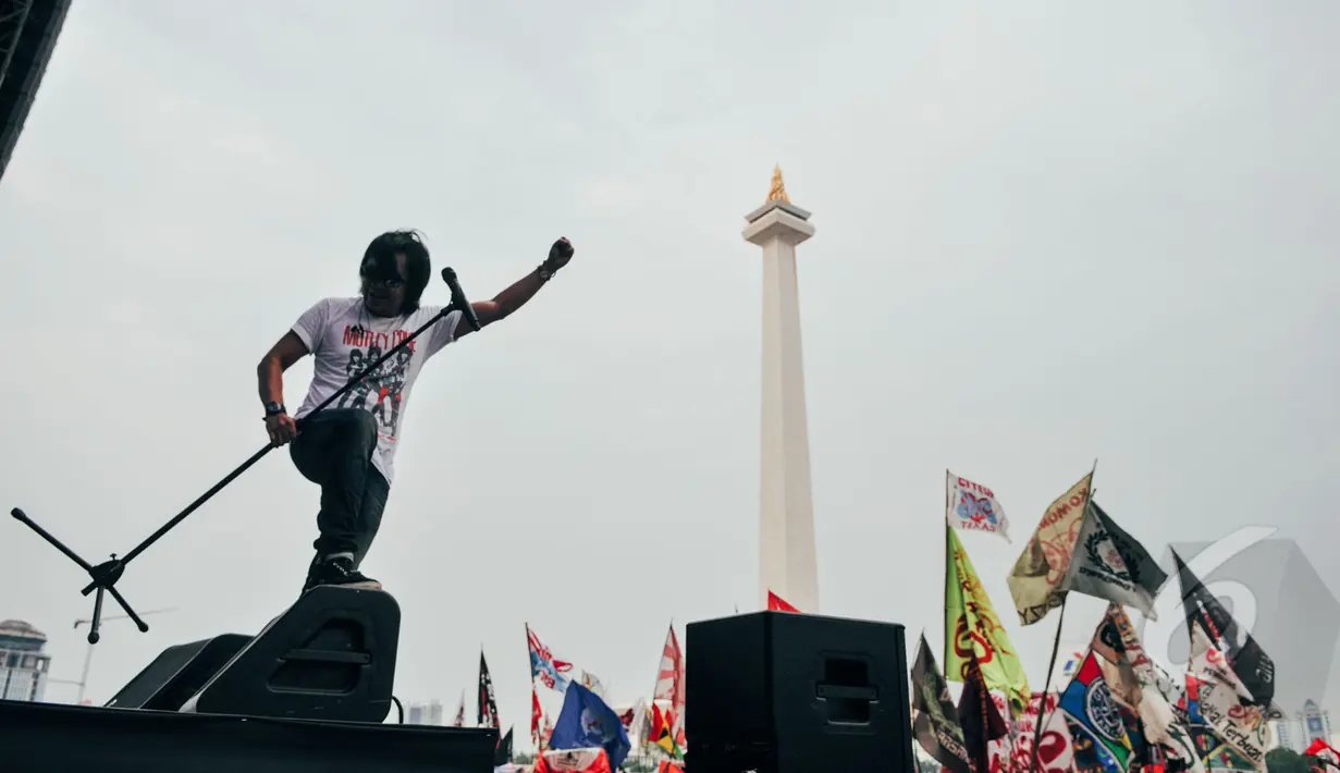 Penampilan Ari Lasso saat Konser Drug Free Asia Afrika di Kawasan Monas, Jakarta, Minggu (19/4/2015). Konser dalam rangkaian KAA itu bertujuan sebagai kampanye pencegahan penyalahgunaan narkotika di kawasan Asia Afrika. (Liputan6.com/Faizal Fanani)