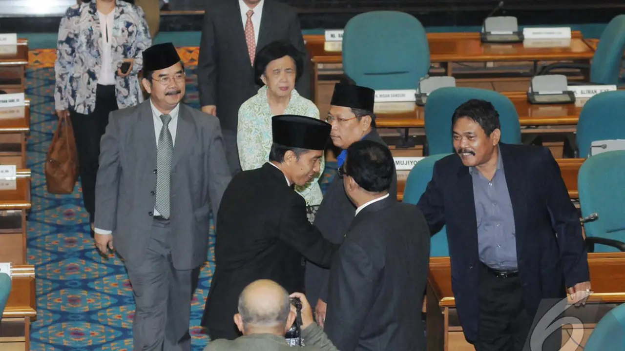 Jokowi Tampil Necis Saat Hadiri Rapat DPRD