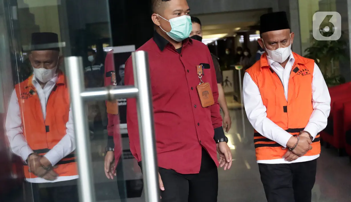 Bupati Hulu Sungai Utara (HSU), Abdul Wahid (kanan) usai menjalani rilis penetapan dan penahanan tersangka di Gedung KPK, Jakarta, Kamis (18/11/2021). Abdul Wahid merupakan tersangka suap dan gratifikasi pengadaan barang dan jasa di Kab Hulu Sungai Utara 2021-2022. (Liputan6.com/Helmi Fithriansyah)