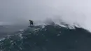 Peselancar Spanyol Axier Muniain berusaha menaklukkan ombak Praia do Norte atau Pantai Utara di Nazare, Portugal, Selasa (11/2/2020). Praia do Norte menjadi tempat uji nyali peselancar dunia karena ombaknya yang bisa mencapai 30 meter. (AP Photo/Armando Franca)