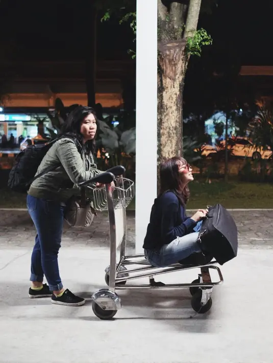 Dengan style busananya yang kece, Ghea pun kerap beraksi dengan gayanya yang menyorot perhatian. Seperti yang satu ini, Ghea terlihat sedang duduk di trolly untuk membawa tas dan barang di bandara. (Instagram/gheaindrawari)