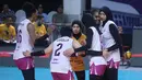 Para pemain Jakarta Popsivo Polwan usai mencetak poin saat melawan Jakarta Electric PLN dalam lanjutan putaran kedua Proliga 2026 di GOR Utama, Bojonegoro pada Jumat (13/02/2026).