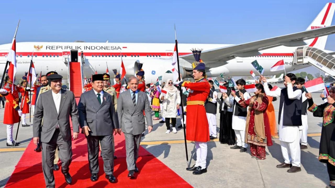 Momen Enam Jet Tempur Iringi Kedatangan Prabowo di Pakistan, Langsung Disambut PM dan Presiden di Bandara Islamabad