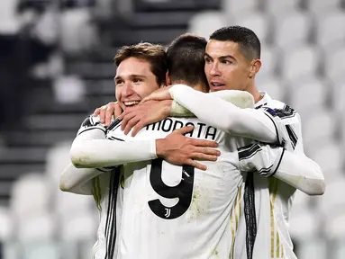 Penyerang Juventus, Alvaro Morata (tengah) merayakan bersama rekan timnya setelah mencetak gol ke gawang Dynamo Kiev pada matchday kelima Grup G Liga Champions di Allianz Stadium, Kamis (3/12/2020) dinihari WIB. Juventus meraih kemenangan 3-0 atas tamunya Dynamo Kyiv. (Marco Alpozzi/LaPresse via AP)