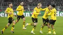 Para pemain Borussia Dortmund merayakan gol yang dicetak oleh Jadon Sancho ke gawang PSV Eindhoven pada laga leg kedua babak 16 besar Liga Champions di Stadion Signal Iduna Park, Rabu (13/3/2024). (AP Photo/Martin Meissner)