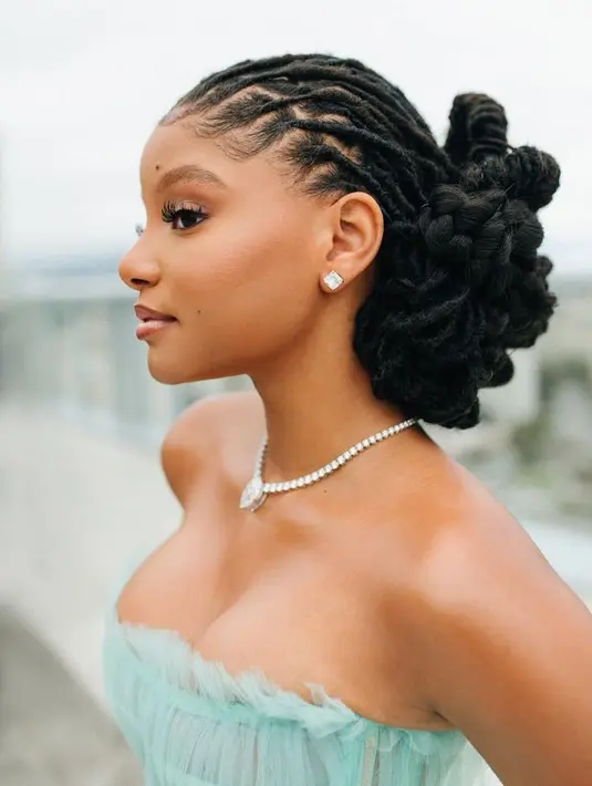 Bailey berdandan ala putri Disney dengan gaun biru Cinderella. Dia melengkapi riasannya dengan eyeshadow cokelat dan kulit yang bercahaya. [Foto: Instagaram @hallebailey]