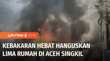 Kebakaran melahap lima rumah di Kabupaten Aceh Singkil, Aceh. Besarnya kobaran api membuat warga sekitar panik, takut api merembet ke rumah mereka.