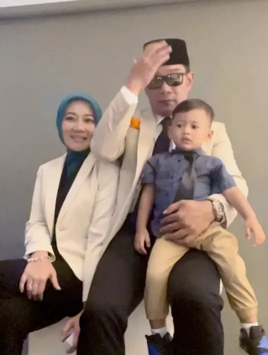 Ridwan Kamil berusaha mengabadikan kebersamaan dengan sang istri dan Arkana sebanyak mungkin. Karena momen tak bisa diulang. (Foto: Instagram/@ridwankamil)
