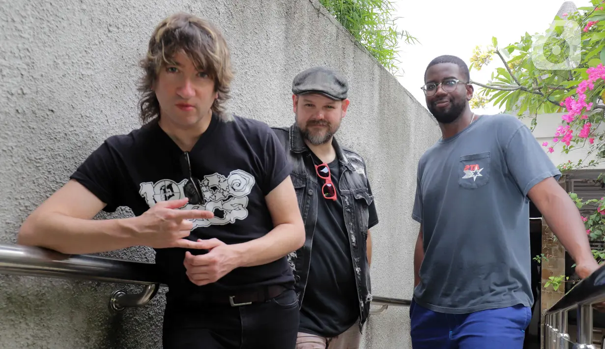 Personel band Plain White T's berpose usai  konferensi pers jelang perhelatan Festival Musik Soundrenaline 2022 di Ancol, Jakarta, Jumat (25/11/2022). Soundrenaline 2022 bakal dilangsungkan di Ecovention Ancol, Jakarta Utara, pada 26 dan 27 November. (Liputan6.com/Herman Zakharia)