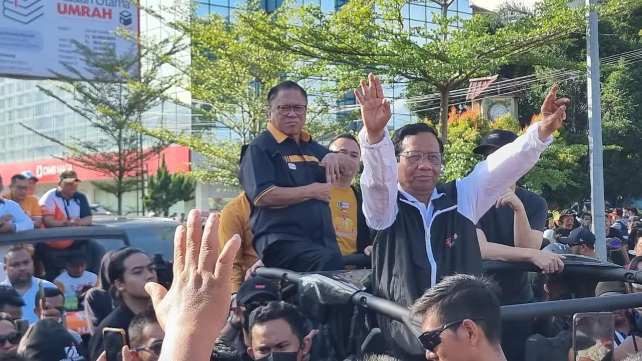 "Maka pilihlah calon-calon yang menurut saudara paling baik, pilihlah calon-calon, wakil rakyat di pusat sampai daerah secara bertanggung jawab," kata Mahfud menambahkan.<br><br>