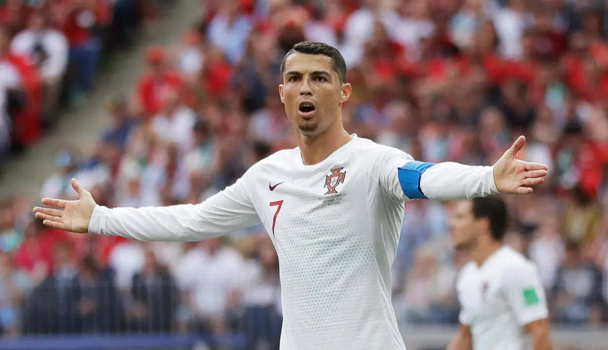 Cristiano Ronaldo saat bertanding melawan Maroko pada grup B Piala Dunia 2018 di Stadion Luzhniki di Moskow, Rusia, (20/6). Di Piala Dunia 2018, Ronaldo yang biasanya tampil selalu rapi dan klimis, kini ia tampil berjenggot. (AP Photo / Matthias Schrader)