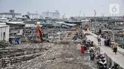 Pekerja Suku Dinas Lingkungan Hidup Kepulauan Seribu menggunakan alat berat saat membersihkan sampah di kawasan Kali Baru, Cilincing, Jakarta Utara, Rabu (23/2/2022). Mulai hari ini, lautan sampah tersebut dibersihkan oleh petugas terkait setelah ramai diberitakan. (merdeka.com/Iqbal S. Nugroho)