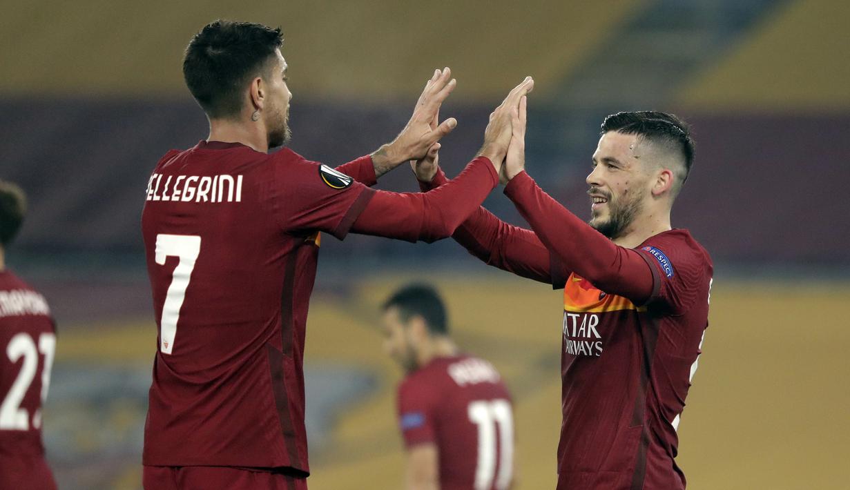 Gelandang AS Roma, Carles Perez (kanan) melakukan selebrasi usai mencetak gol kedua timnya ke gawang SC Braga dalam laga leg kedua babak 32 Besar Liga Europa 2020/21 di Olimpico Stadium, Kamis (25/2/2021). AS Roma menang 3-1 atas SC Braga dan lolos ke babak 16 Besar. (AP/Andrew Medichini)