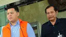 Teddy diperiksa penyidik KPK sekitar 3 jam. Ia keluar gedung KPK pada pukul 14.00 WIB dan langsung dibawa kembali ke rutan KPK, Jakarta, Selasa (22/7/2014)(Liputan6.com/Faisal R Syam)