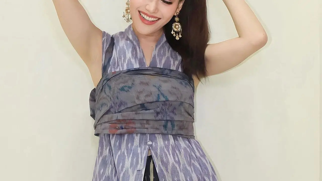 6 Gaya Manggung Ayu Ting Ting Pakai Wastra, Padu Padan Elegan nan Modern