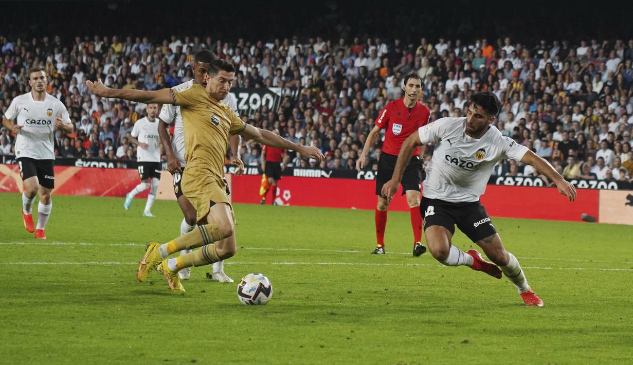 Saat pertandingan sepertinya akan berakhir imbang, Rapinha memberikan umpan cantik yang berhasil dijangkau oleh Robert Lewandowski. (AP Photo/Alberto Saiz)