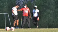 Pelatih Persipura, Jacksen Tiago bersama staff kepelatihan menggunakan masker saat latihan. (Iwan Setiawan/Bola.com)