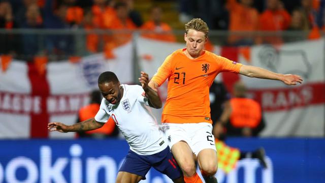 Raheem Sterling berduel dengan Frenkie de Jong