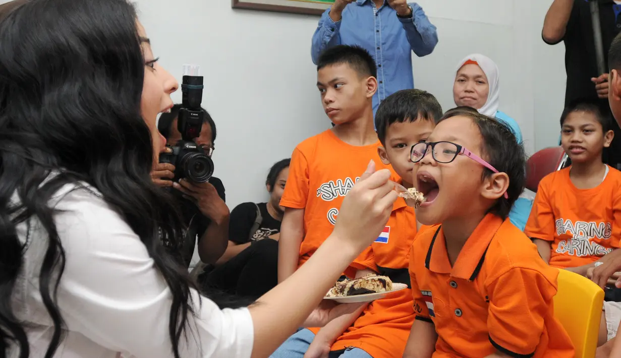 "Ini ide aku. Kebetulan aku juga suka banget sama anak kecil. Pas ulang tahun di tanya aku mau apa, aku jawab aku mau ketemu anak anak yang banyak. Akhirnya mamah memberikan tempat di sini," jelasnya. (Daniel Kampua/Bintang.com)