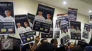 Pendukung Wahidin Halim-Andika Hazrumi mengangkat poster saat deklarasi dan penandatanganan pakta integritas di Kantor DPP Partai Demokrat, Jakarta, Senin (8/8). (Liputan6.com/Johan Tallo)