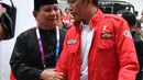 Presiden Joko Widodo atau Jokowi (kanan) dan Ketua Umum Pengurus Besar Ikatan Pencak Silat Indonesia (IPSI) Prabowo Subianto (kiri) berbincang saat akan menyaksikan pencak silat Asian Games 2018 di Jakarta, Rabu (29/8). (Liputan6.com/HO/Biro Pers Setpres)