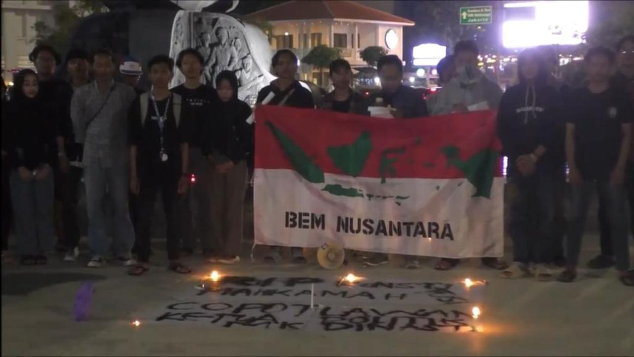 Badan Eksekutif Mahasiswa (BEM) Nusantara Jawa Tengah (Jateng) enggelar aksi damai dengan menyalakan lilin dan orasi di Tugu Muda Semarang, Jalan Pandanaran, Mugassari, Kecamatan Semarang Selatan, Kota Semarang, Jateng, Jumat (27/10/2023) dalam momen mala