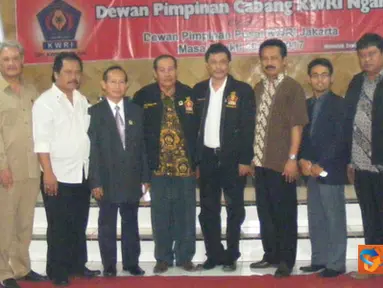 Citizen6, Nganjuk: Pelantikan pengurus baru dilakukan langsung oleh wakil dari DPP KWRI Jakarta Soegianto yang ditandai melalui prosesi penyerahan Panji bendera KWRI kepada Ketua KWRI yang baru Nurwadi Nurdin. (Pengirim: Faizal Ansyori)