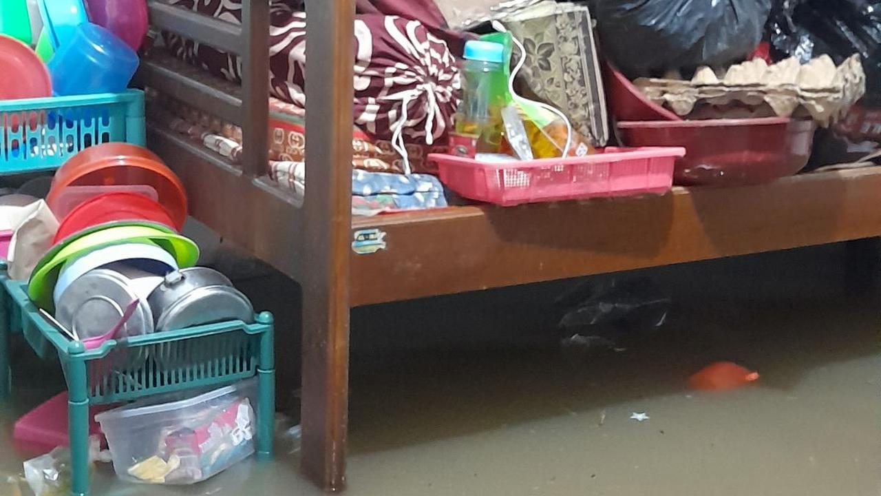 Hujan yang mengguyur Kota Padang mulai reda sekitar pukul 09.00 WIB. Banjir pada sebagian daerah pun berangsur surut.