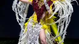 Miss Indonesia, Sonia Fergina Citra menampilkan kostum nasionalnya selama National Costume Show Miss Universe 2018 di Chonburi, Thailand, Senin (10/12). Kostum yang dikenakan oleh Sonia bertemakan 'Bird of Paradise'. (AP/Gemunu Amarasinghe)
