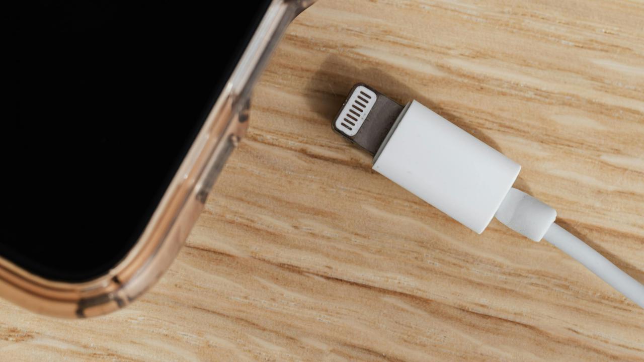 Ilustrasi Charger Ponsel (©Pexels)