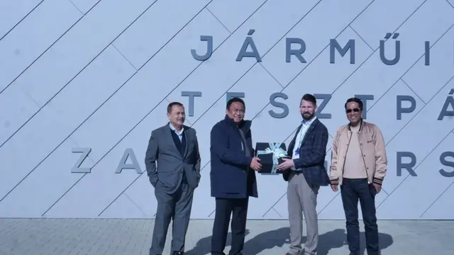 Wakil Ketua DPR RI Bidang Korinbang, Rachmat Gobel, meninjau proving ground, kawasan pengujian kendaraan bermotor, di Zalaegerszeg, Hungaria. (Dok Rachmat Gobel)