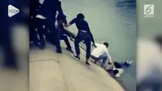 Belasan pejalan kaki berhasil menyelamatkan seorang gadis yang tenggelam di sungai di Sichuan, China.