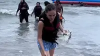 Aksi Luna Maya Saat Mencoba Water Sport Pantai Pangandaran, Miris dengan Sampah di Tempat Wisata. (Dok: TikTok @lunamaya)