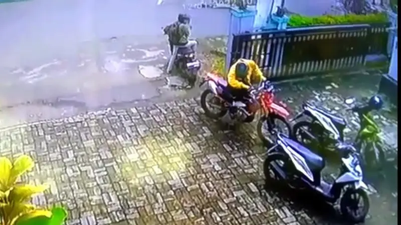 Tangkapan layar video pencurian sepeda motor di kantor Kelurahan Rawa Mekar Jaya. ©2022 Merdeka.com/Istimewa