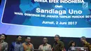 Wakil Gubernur DKI Jakarta Terpilih, Sandiaga Uno (tengah) membuka perdagangan saham di Bursa Efek Indonesia (BEI), Jumat (2/6). Sandi juga meluncurkan program OK OCE Stock Center yang telah diresmikan pada April 2017 lalu. (Liputan6.com/Angga Yuniar)