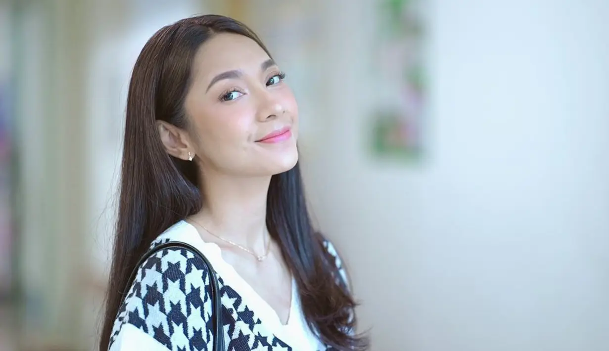 Dinda tersenyum ke arah kamera saat dirinya sedang melakukan syuting bersama aktor Rayn Wijaya. Hingga saat ini Dinda masih mempertahankan rambut panjangnya saat tampil di layar kaca. (Instagram/@dindakirana.s)