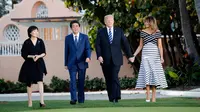 Presiden AS, Donald Trump didampingi Ibu Negara, Melania Trump berjalan bersama Perdana Menteri Jepang, Shinzo Abe dan istrinya Akie Abe untuk jamuan makan malam dalam pertemuan di Resor Mar-a-Lago, Florida, Selasa (17/4). (AP/Pablo Martinez Monsivais)
