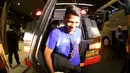 Pemain Persib, Ahmad Jufriyanto, turun dari kendaraan taktis (Rantis) polisi saat tiba di hotel setelah final Piala Presiden 2015 di Stadion Utama Gelora Bung Karno, Jakarta, Minggu (18/10/2015). (Bola.com/Nick Hanoatubun)