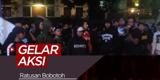 VIDEO: Ratusan Bobotoh Lakukan Aksi di Depan Graha Persib