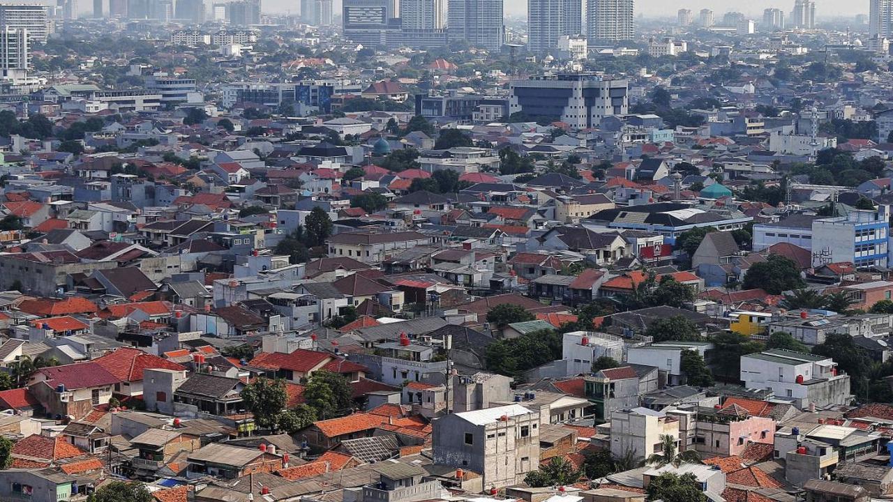 Jika dibandingkan dengan ibu kota negara-negara di dunia, di antaranya seperti Paris, Bangkok dan Lima, Jakarta terpantau memiliki lebih banyak jumlah penduduknya.