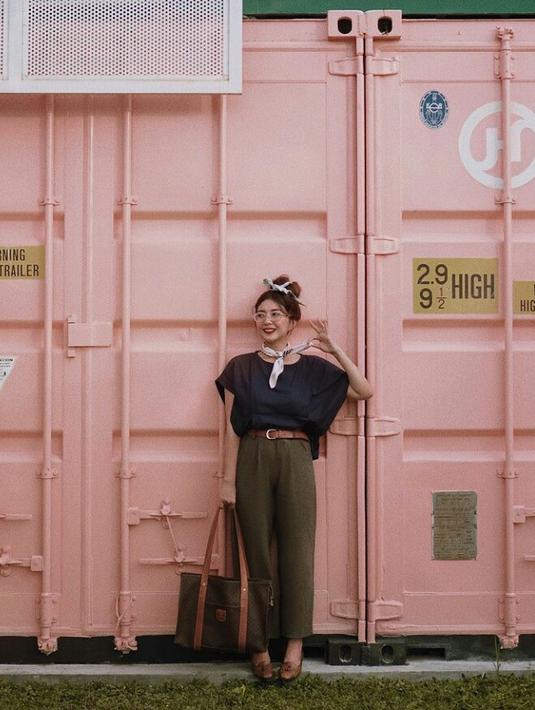 Outfit kasual dan preppy ala Claradevi ini bisa kamu jadikan inspirasi untuk ke kantor atau kampus. Sentuhan vintage bisa kamu dapatkan dengan menambahkan scarf dan belt. (Instagram.com/lucedaleco).