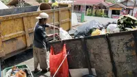 Sampah plastik dikumpulkan untuk membuat BBM alternatif di Bank Sampah Sriwijaya Bersatu di Kecamatan Kalidoni Palembang Sumsel (Liputan6.com / Nefri Inge)